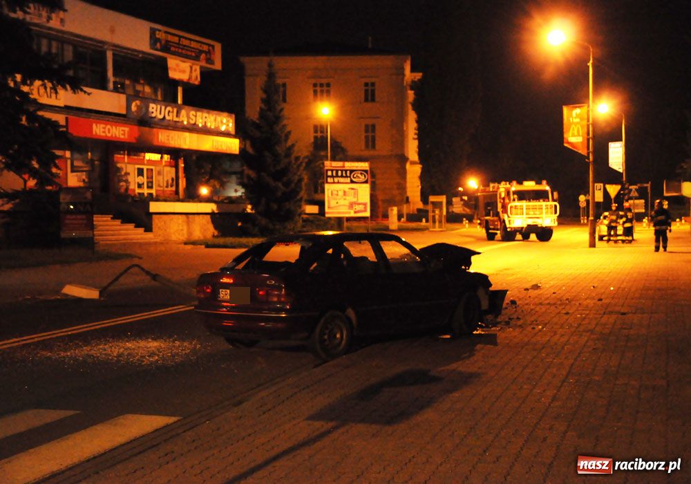 Zdjęcie w galerii na portalu naszraciborz.pl: Pijany staranował latarnię na Opawskiej wiadomości z regionu