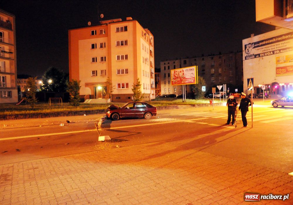 Zdjęcie w galerii na portalu naszraciborz.pl: Pijany staranował latarnię na Opawskiej wiadomości z regionu