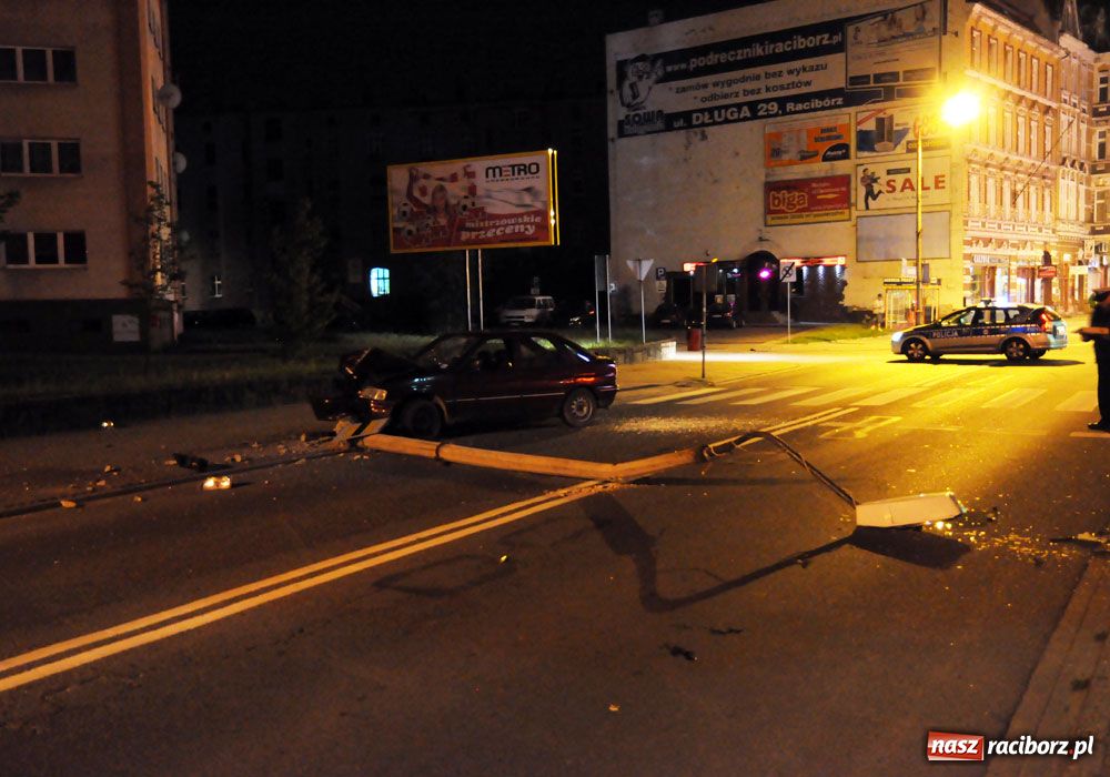 Zdjęcie w galerii na portalu naszraciborz.pl: Pijany staranował latarnię na Opawskiej wiadomości z regionu