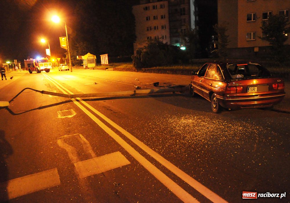 Zdjęcie w galerii na portalu naszraciborz.pl: Pijany staranował latarnię na Opawskiej wiadomości z regionu