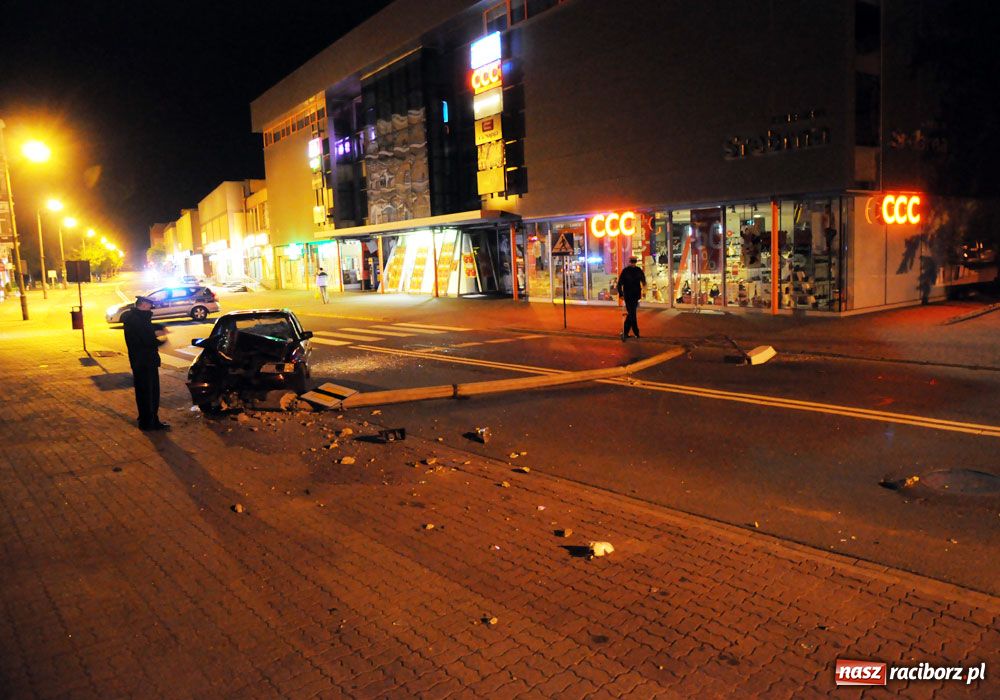 Zdjęcie w galerii na portalu naszraciborz.pl: Pijany staranował latarnię na Opawskiej wiadomości z regionu