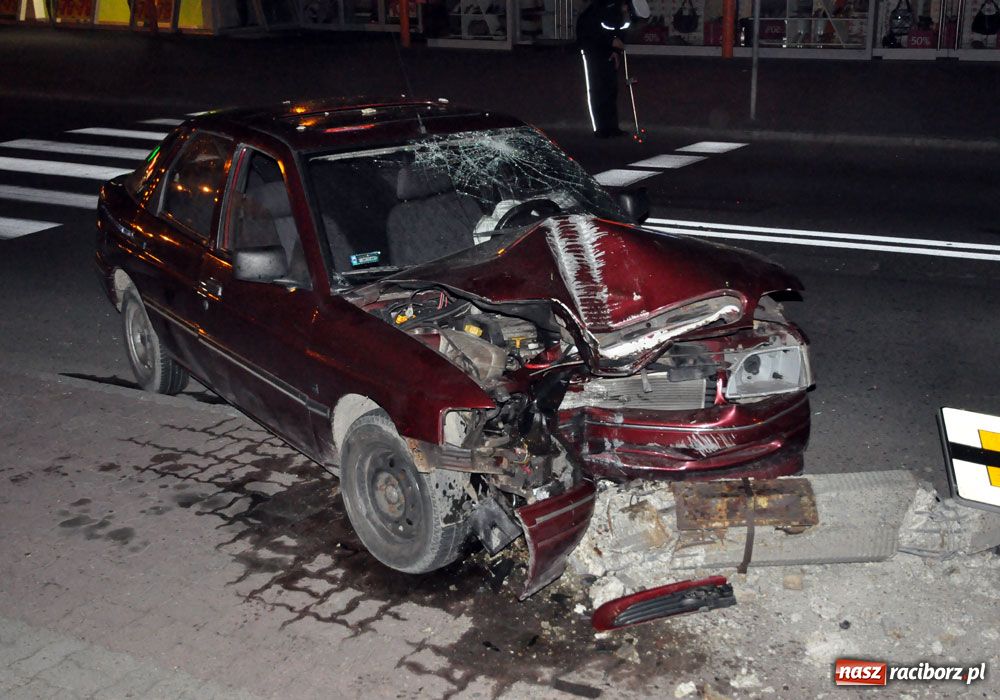 Zdjęcie w galerii na portalu naszraciborz.pl: Pijany staranował latarnię na Opawskiej wiadomości z regionu