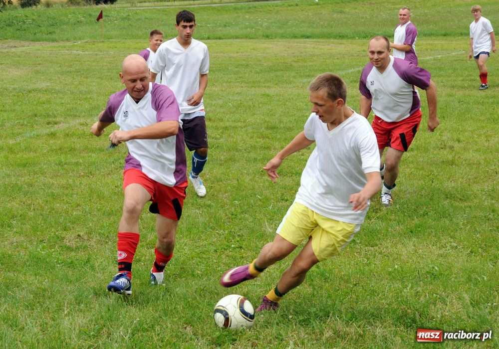 Zdjęcie w galerii na portalu naszraciborz.pl: Klubu nie mają, ale w piłkę grają wiadomości z regionu