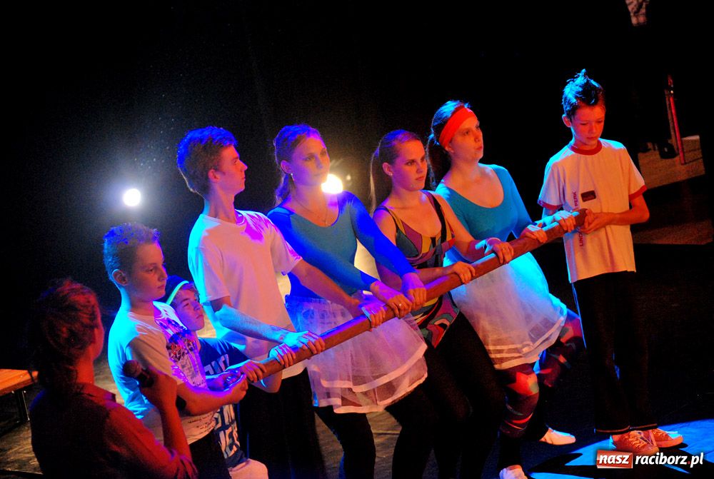 Zdjęcie w galerii na portalu naszraciborz.pl: W świecie musicalu - pokaz na finał wiadomości z regionu