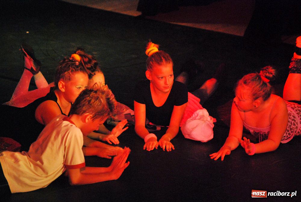 Zdjęcie w galerii na portalu naszraciborz.pl: W świecie musicalu - pokaz na finał wiadomości z regionu