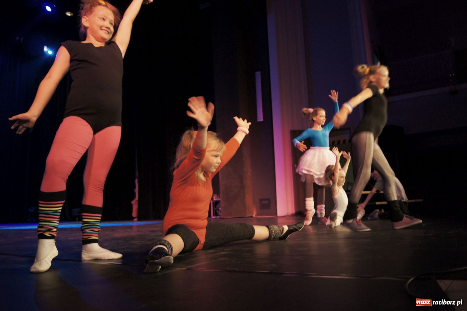 Zdjęcie w galerii na portalu naszraciborz.pl: W świecie musicalu - pokaz na finał wiadomości z regionu