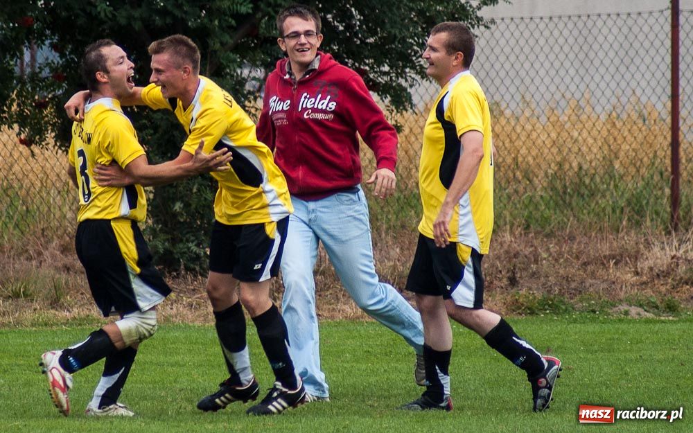 Zdjęcie w galerii na portalu naszraciborz.pl: Puchar Wójta w rękach LKS Krzyżanowice wiadomości z regionu