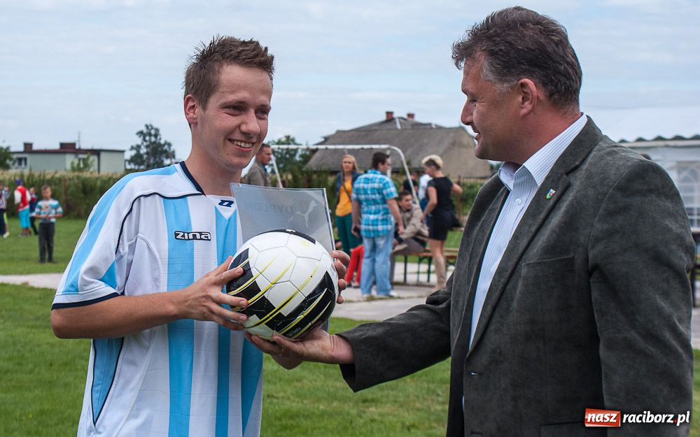 Zdjęcie w galerii na portalu naszraciborz.pl: Puchar Wójta w rękach LKS Krzyżanowice wiadomości z regionu