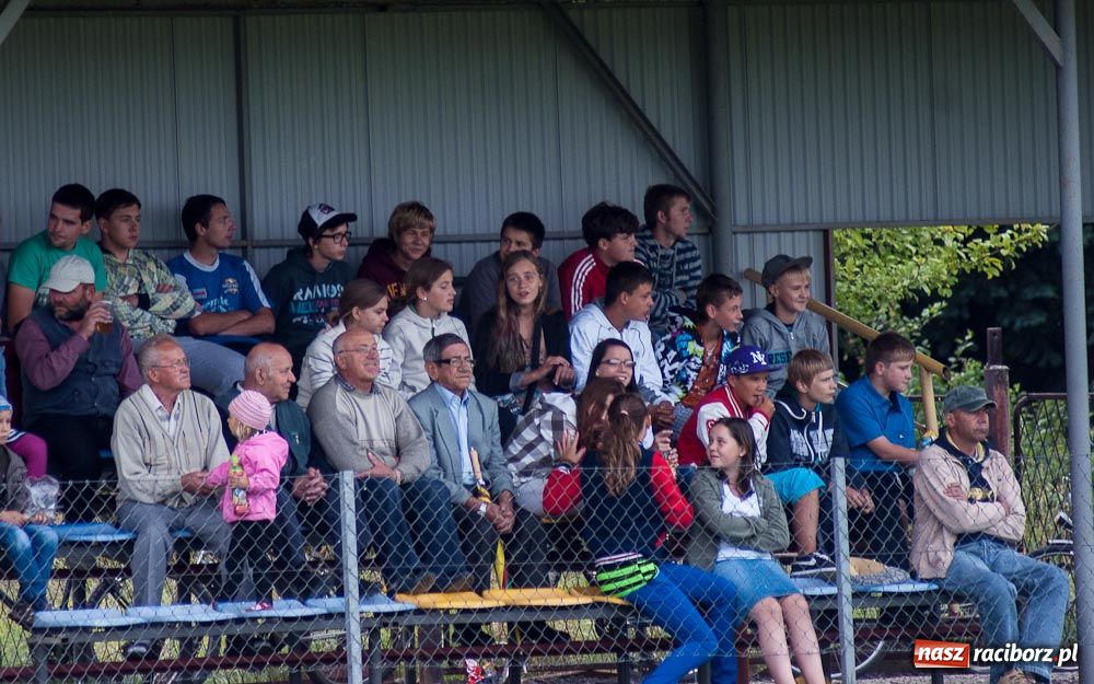 Zdjęcie w galerii na portalu naszraciborz.pl: Puchar Wójta w rękach LKS Krzyżanowice wiadomości z regionu