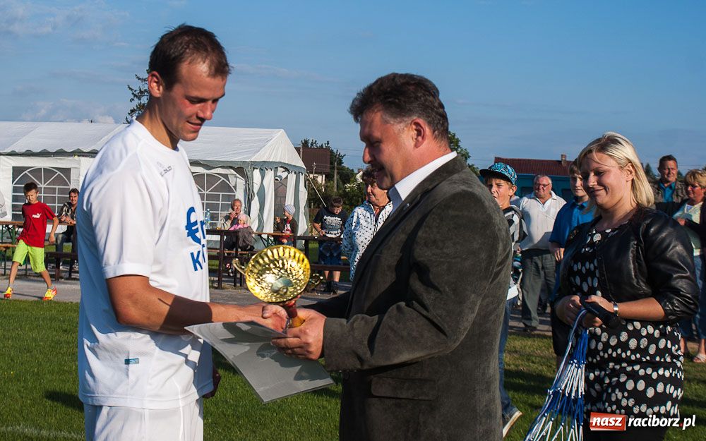 Zdjęcie w galerii na portalu naszraciborz.pl: Puchar Wójta w rękach LKS Krzyżanowice wiadomości z regionu