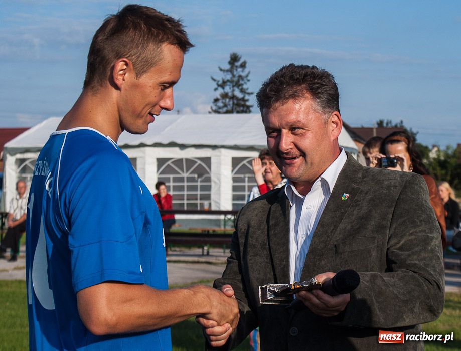 Zdjęcie w galerii na portalu naszraciborz.pl: Puchar Wójta w rękach LKS Krzyżanowice wiadomości z regionu