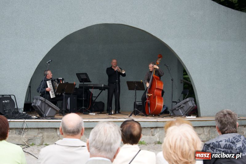 Zdjęcie w galerii na portalu naszraciborz.pl: Take Trio w Parku Roth wiadomości z regionu