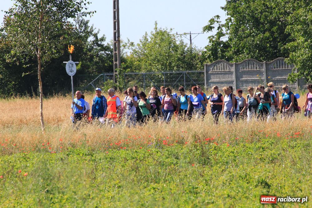Zdjęcie w galerii na portalu naszraciborz.pl: Pielgrzymi zatrzymali się w Kobyli wiadomości z regionu