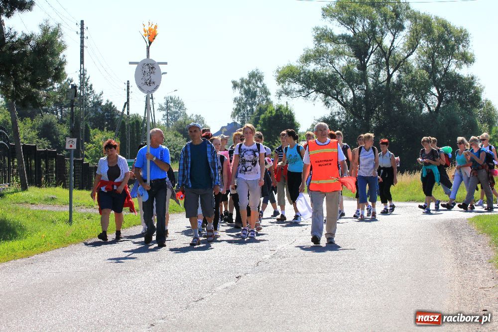 Zdjęcie w galerii na portalu naszraciborz.pl: Pielgrzymi zatrzymali się w Kobyli wiadomości z regionu