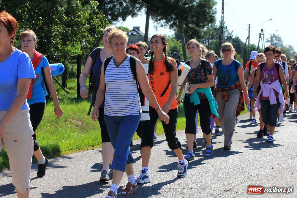Zdjęcie w galerii na portalu naszraciborz.pl: Pielgrzymi zatrzymali się w Kobyli wiadomości z regionu