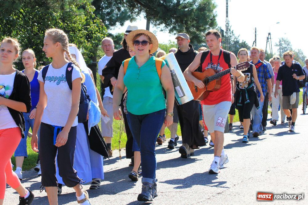 Zdjęcie w galerii na portalu naszraciborz.pl: Pielgrzymi zatrzymali się w Kobyli wiadomości z regionu