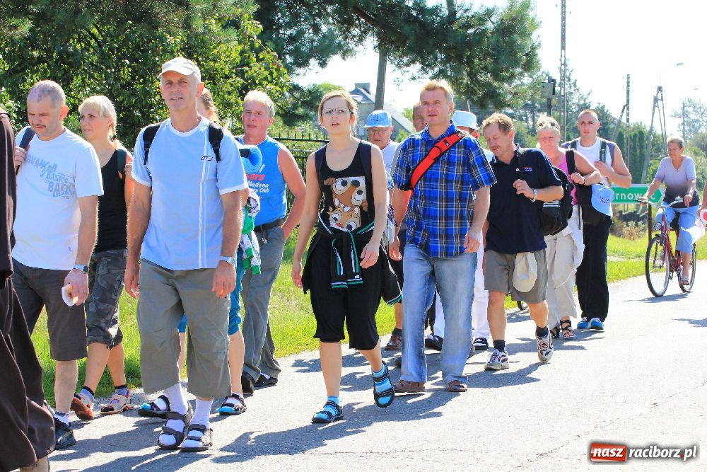 Zdjęcie w galerii na portalu naszraciborz.pl: Pielgrzymi zatrzymali się w Kobyli wiadomości z regionu
