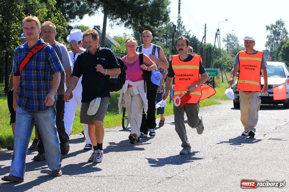 Zdjęcie w galerii na portalu naszraciborz.pl: Pielgrzymi zatrzymali się w Kobyli wiadomości z regionu