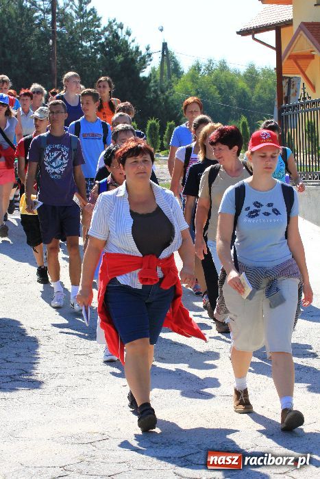 Zdjęcie w galerii na portalu naszraciborz.pl: Pielgrzymi zatrzymali się w Kobyli wiadomości z regionu