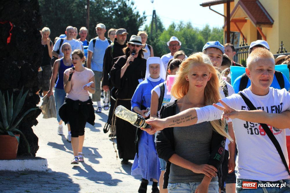 Zdjęcie w galerii na portalu naszraciborz.pl: Pielgrzymi zatrzymali się w Kobyli wiadomości z regionu