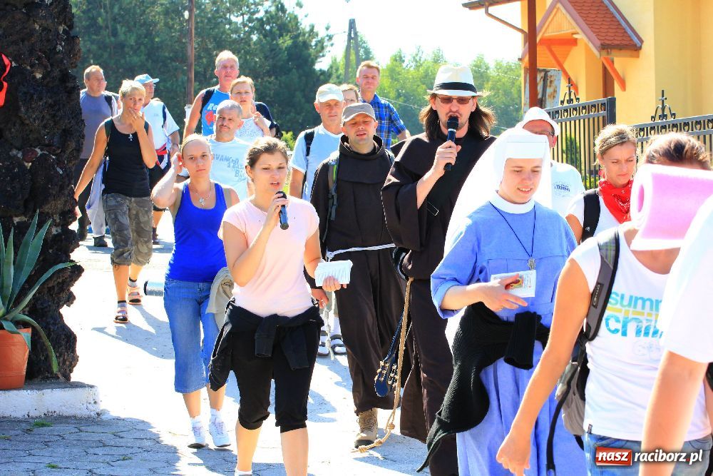 Zdjęcie w galerii na portalu naszraciborz.pl: Pielgrzymi zatrzymali się w Kobyli wiadomości z regionu