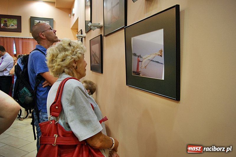 Zdjęcie w galerii na portalu naszraciborz.pl: MAMA MBO znad rzeki - foto z Konga wiadomości z regionu