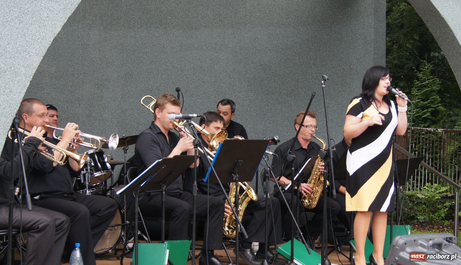 Zdjęcie w galerii na portalu naszraciborz.pl: Kurcbend w Parku Roth przegonił deszcz wiadomości z regionu