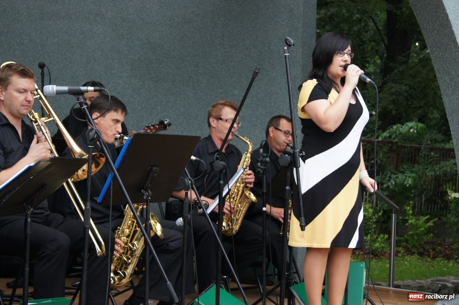Zdjęcie w galerii na portalu naszraciborz.pl: Kurcbend w Parku Roth przegonił deszcz wiadomości z regionu