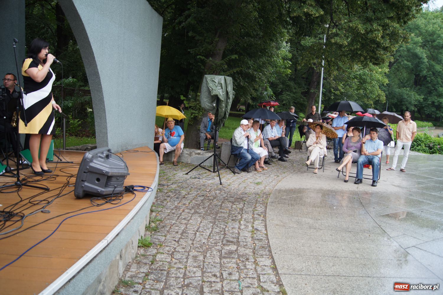 Zdjęcie w galerii na portalu naszraciborz.pl: Kurcbend w Parku Roth przegonił deszcz wiadomości z regionu