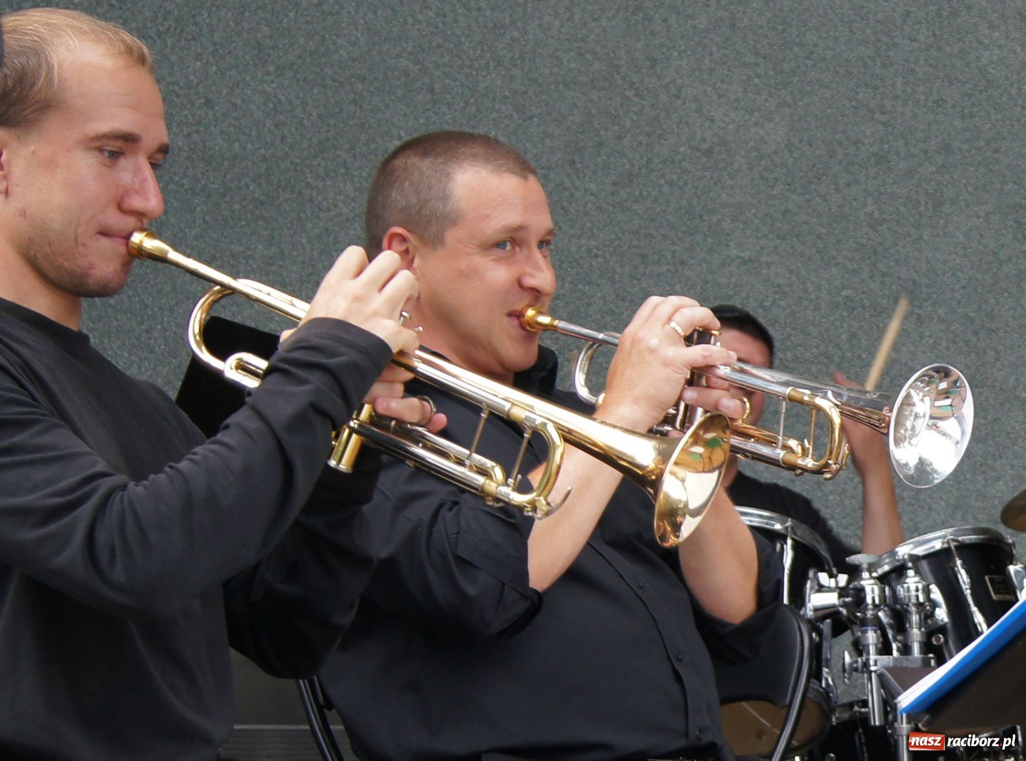 Zdjęcie w galerii na portalu naszraciborz.pl: Kurcbend w Parku Roth przegonił deszcz wiadomości z regionu