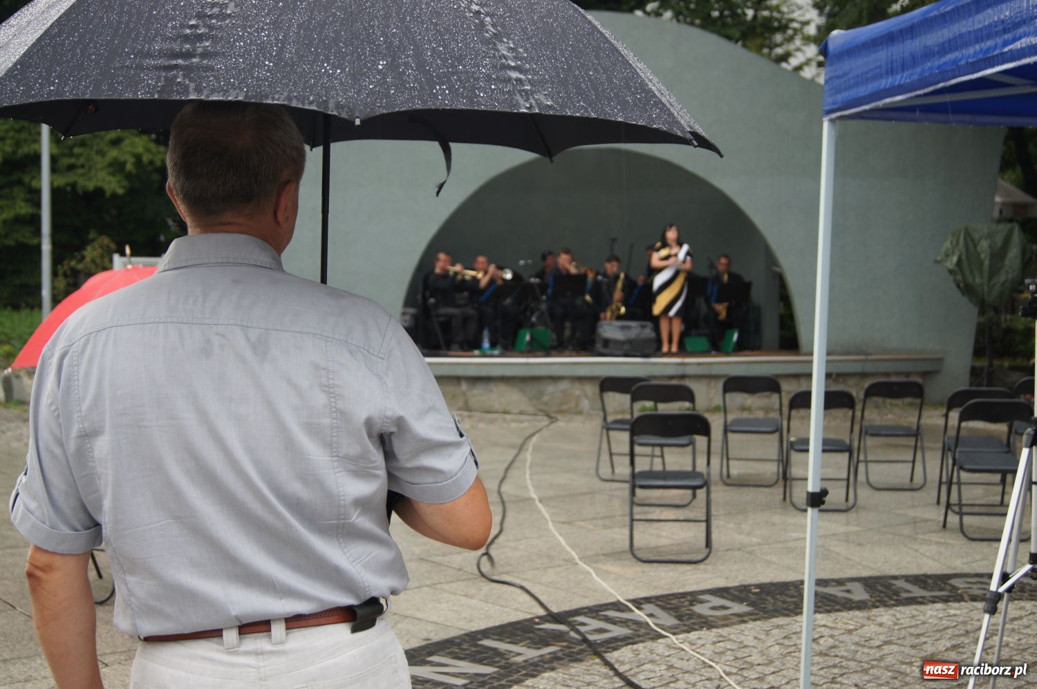 Zdjęcie w galerii na portalu naszraciborz.pl: Kurcbend w Parku Roth przegonił deszcz wiadomości z regionu