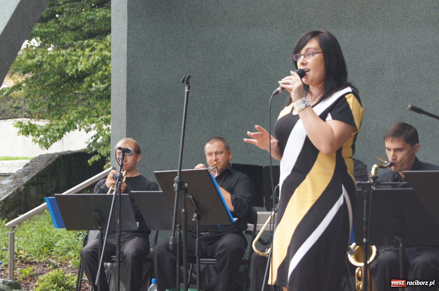 Zdjęcie w galerii na portalu naszraciborz.pl: Kurcbend w Parku Roth przegonił deszcz wiadomości z regionu