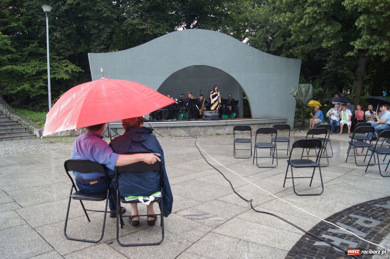 Zdjęcie w galerii na portalu naszraciborz.pl: Kurcbend w Parku Roth przegonił deszcz wiadomości z regionu