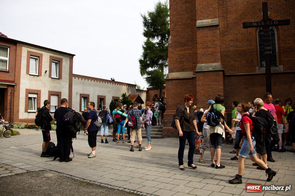 Zdjęcie w galerii na portalu naszraciborz.pl: Nasi pielgrzymi już w drodze na Jasną Górę wiadomości z regionu