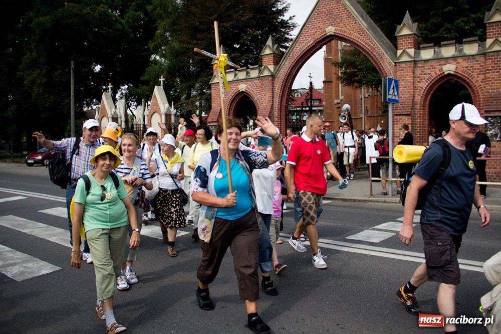 Zdjęcie w galerii na portalu naszraciborz.pl: Nasi pielgrzymi już w drodze na Jasną Górę wiadomości z regionu