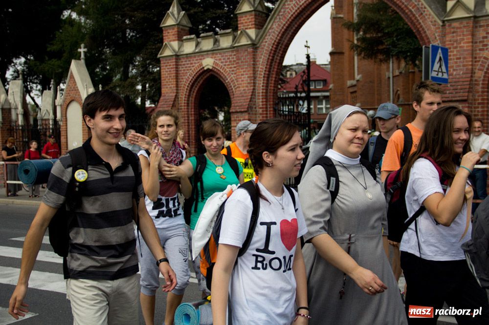 Zdjęcie w galerii na portalu naszraciborz.pl: Nasi pielgrzymi już w drodze na Jasną Górę wiadomości z regionu