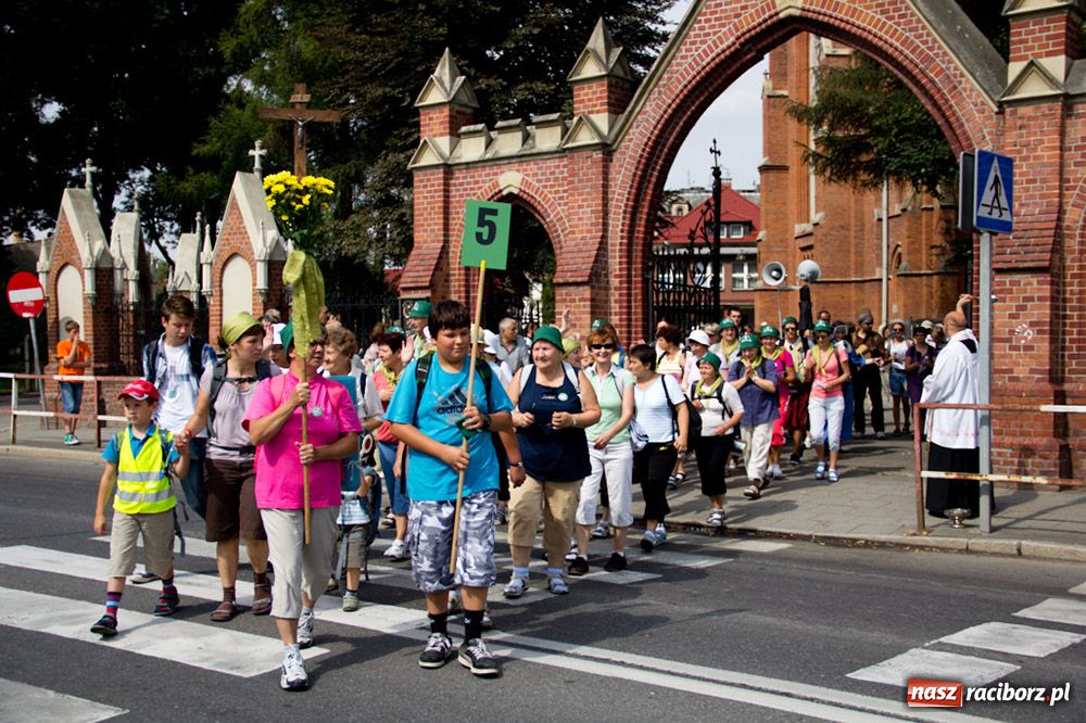 Zdjęcie w galerii na portalu naszraciborz.pl: Nasi pielgrzymi już w drodze na Jasną Górę wiadomości z regionu