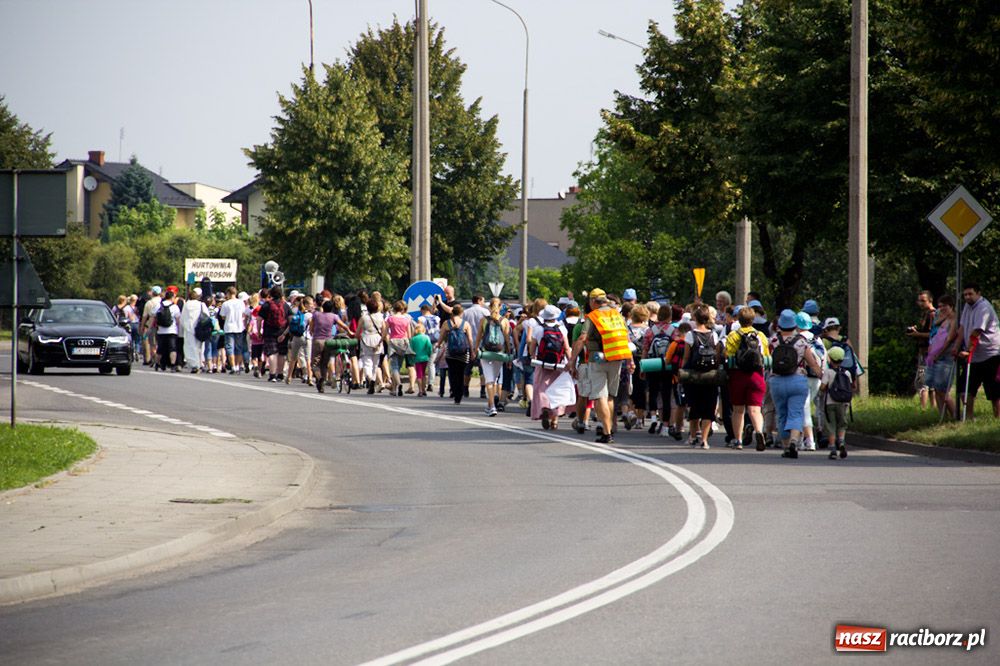 Zdjęcie w galerii na portalu naszraciborz.pl: Nasi pielgrzymi już w drodze na Jasną Górę wiadomości z regionu