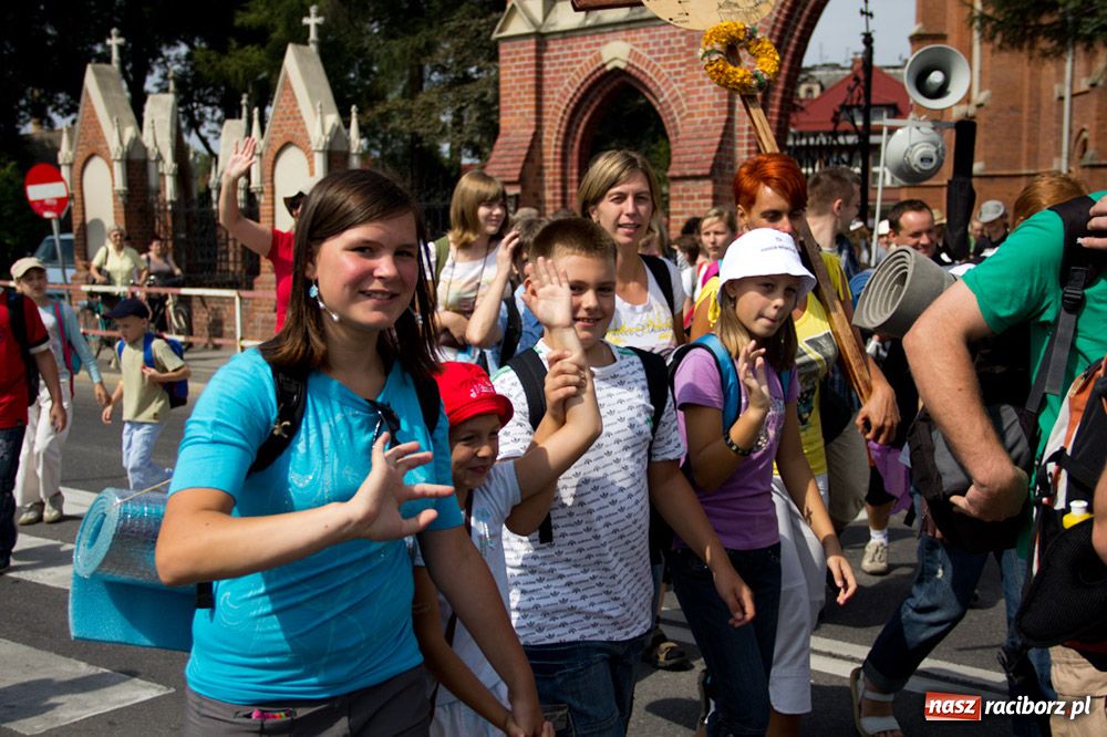 Zdjęcie w galerii na portalu naszraciborz.pl: Nasi pielgrzymi już w drodze na Jasną Górę wiadomości z regionu
