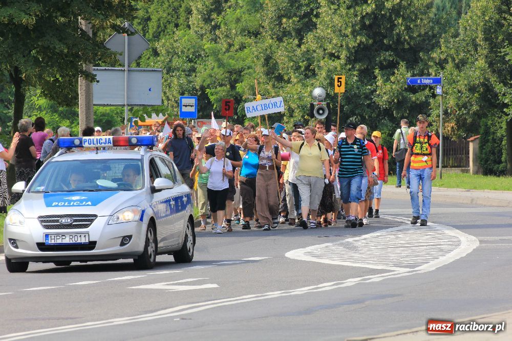 Zdjęcie w galerii na portalu naszraciborz.pl: Nasi pielgrzymi już w drodze na Jasną Górę wiadomości z regionu