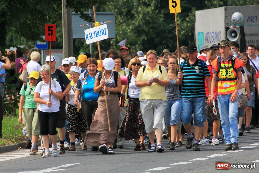 Zdjęcie w galerii na portalu naszraciborz.pl: Nasi pielgrzymi już w drodze na Jasną Górę wiadomości z regionu