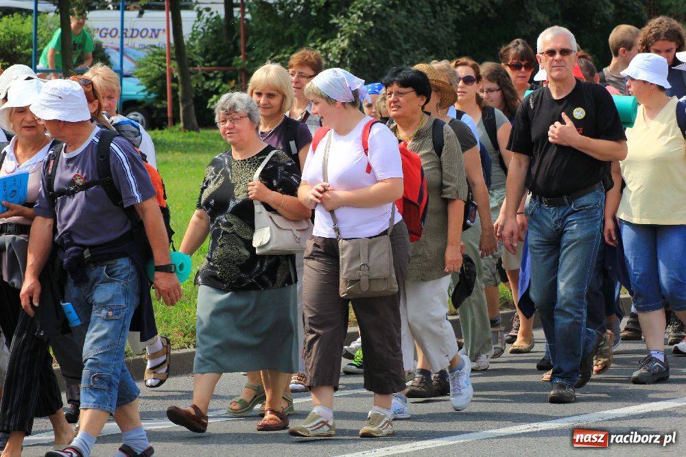 Zdjęcie w galerii na portalu naszraciborz.pl: Nasi pielgrzymi już w drodze na Jasną Górę wiadomości z regionu