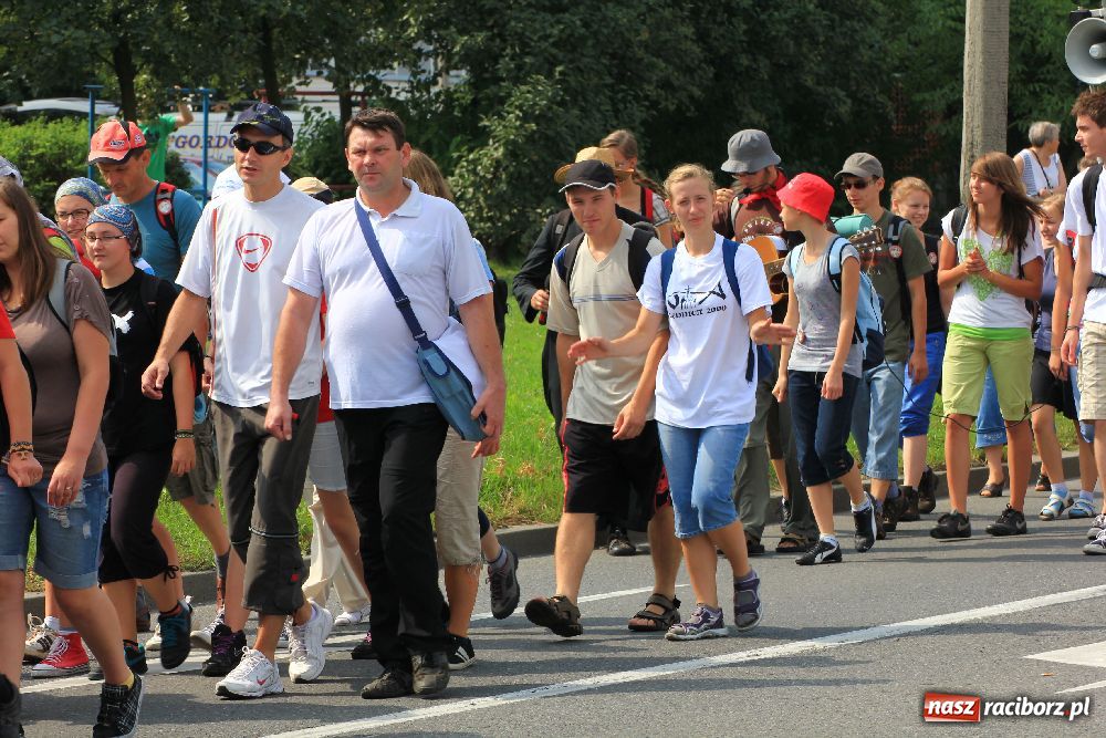 Zdjęcie w galerii na portalu naszraciborz.pl: Nasi pielgrzymi już w drodze na Jasną Górę wiadomości z regionu