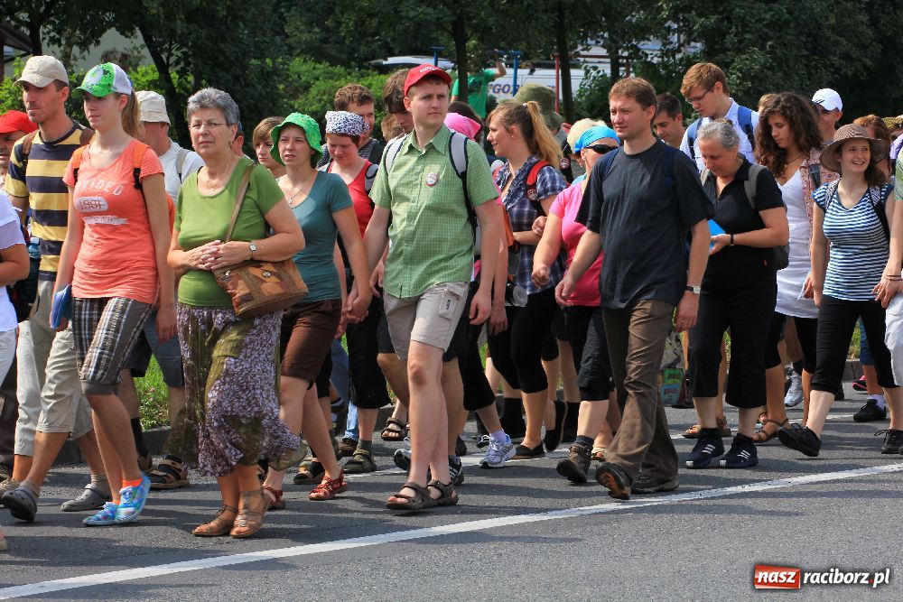 Zdjęcie w galerii na portalu naszraciborz.pl: Nasi pielgrzymi już w drodze na Jasną Górę wiadomości z regionu