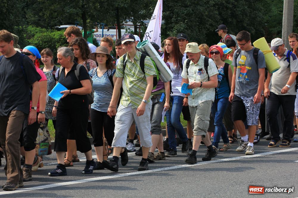 Zdjęcie w galerii na portalu naszraciborz.pl: Nasi pielgrzymi już w drodze na Jasną Górę wiadomości z regionu