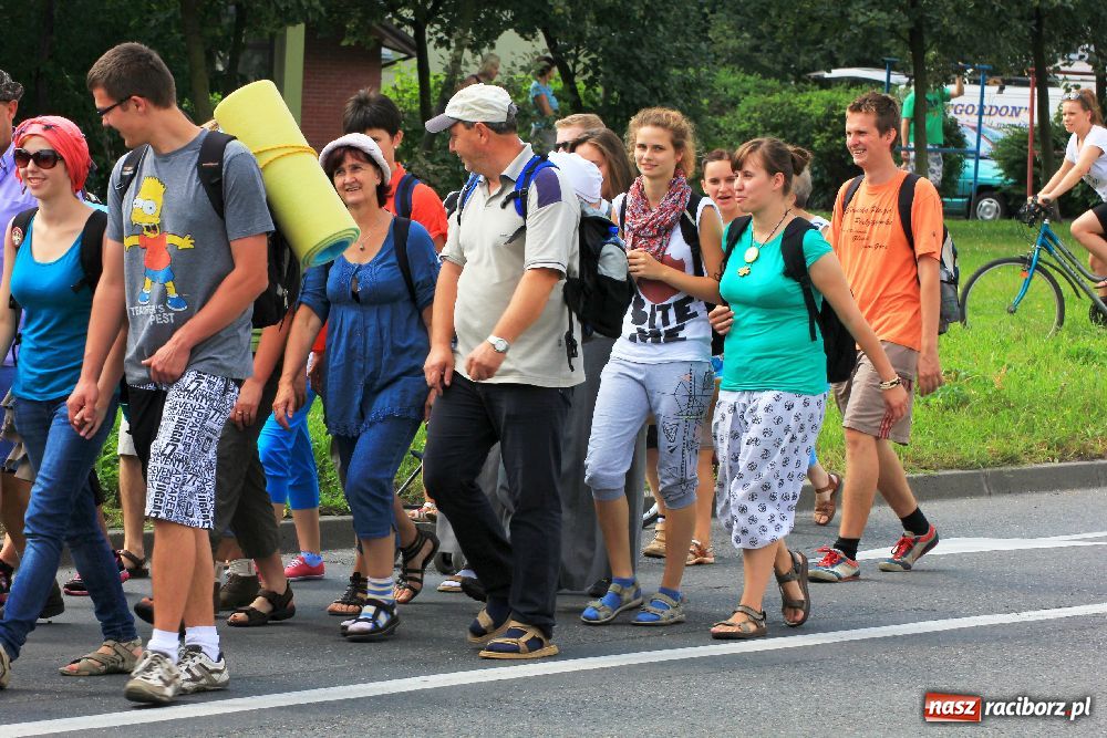 Zdjęcie w galerii na portalu naszraciborz.pl: Nasi pielgrzymi już w drodze na Jasną Górę wiadomości z regionu