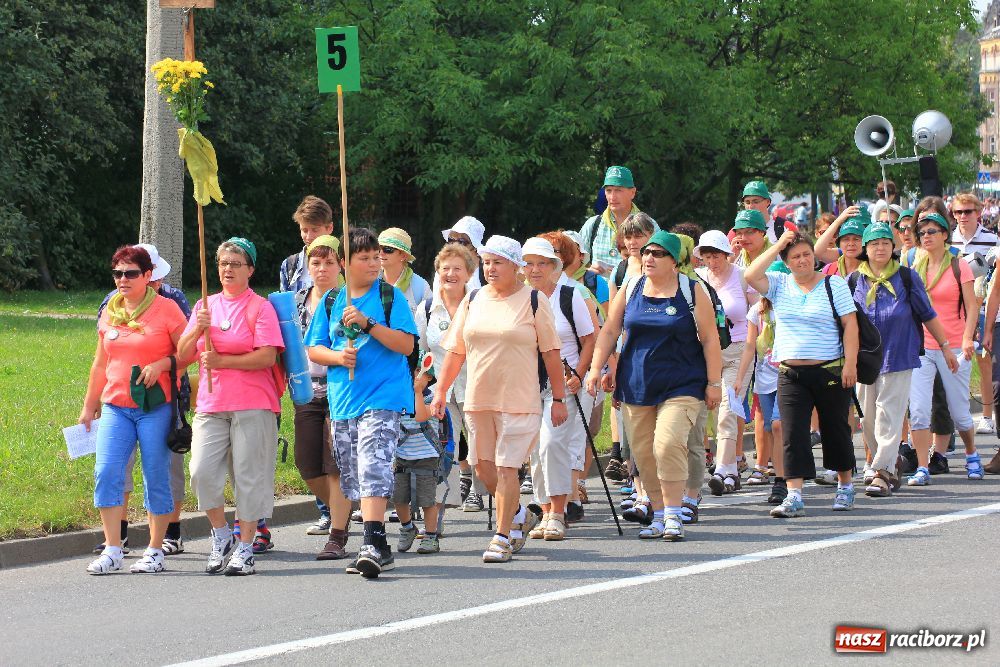 Zdjęcie w galerii na portalu naszraciborz.pl: Nasi pielgrzymi już w drodze na Jasną Górę wiadomości z regionu