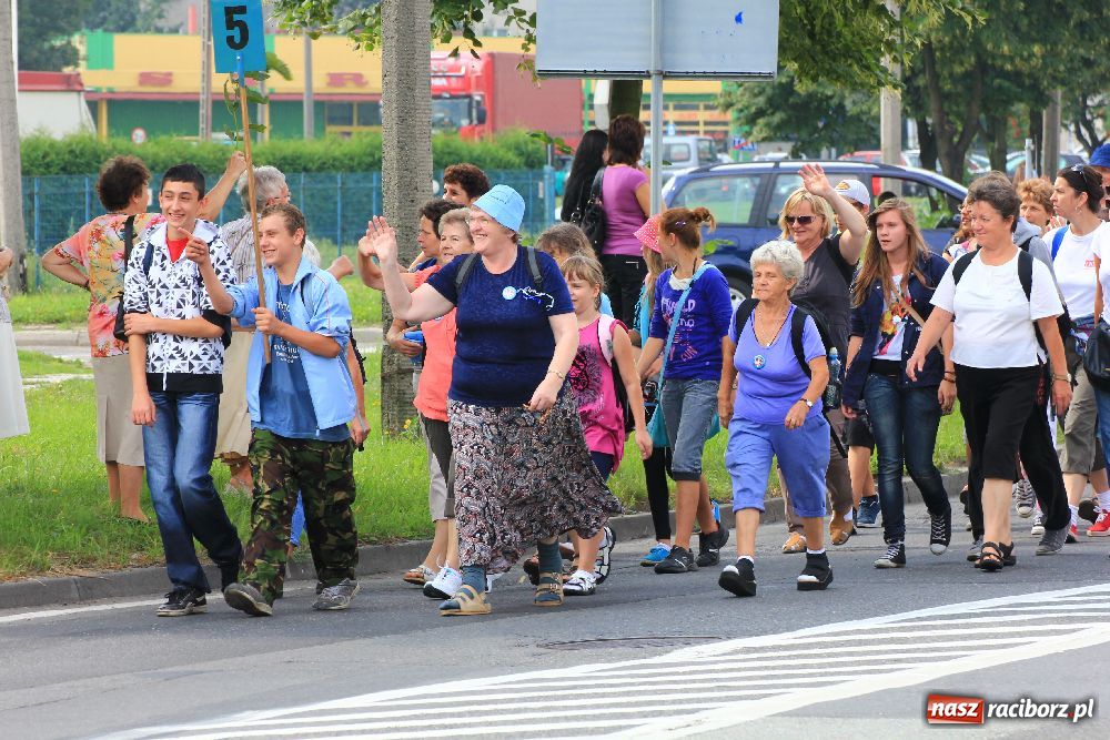 Zdjęcie w galerii na portalu naszraciborz.pl: Nasi pielgrzymi już w drodze na Jasną Górę wiadomości z regionu