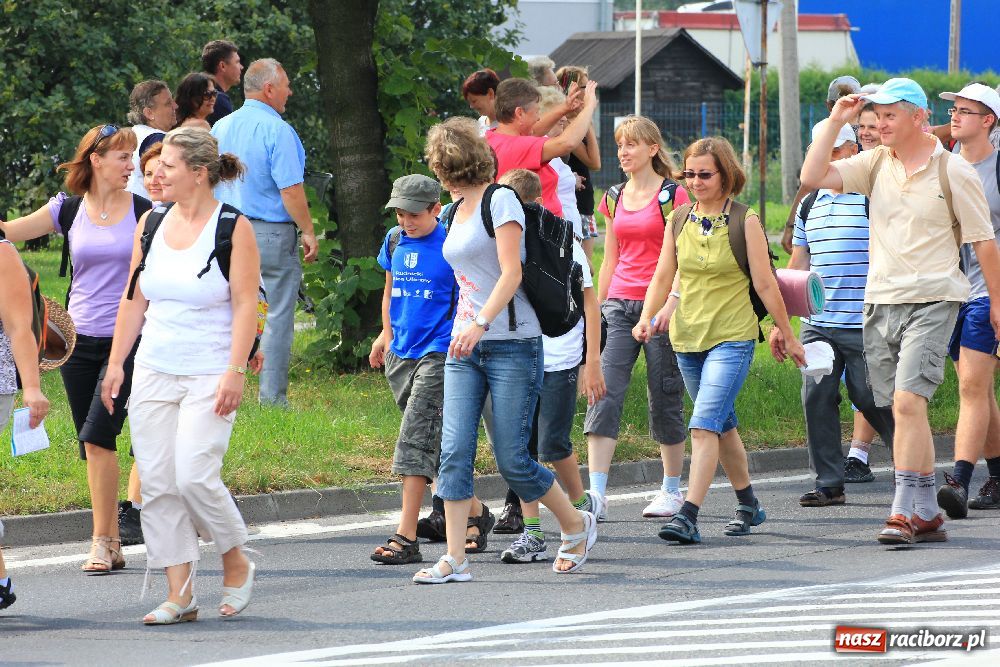 Zdjęcie w galerii na portalu naszraciborz.pl: Nasi pielgrzymi już w drodze na Jasną Górę wiadomości z regionu