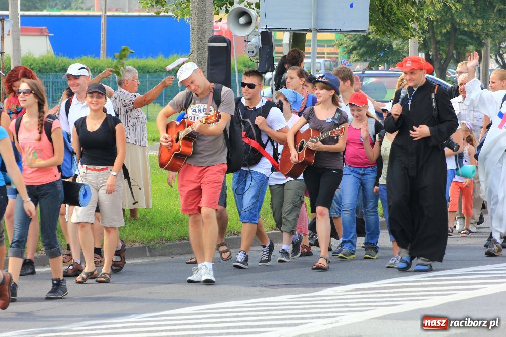 Zdjęcie w galerii na portalu naszraciborz.pl: Nasi pielgrzymi już w drodze na Jasną Górę wiadomości z regionu